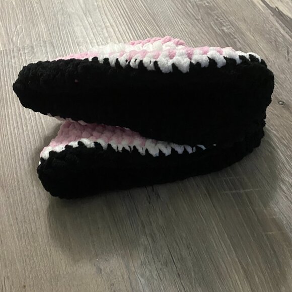 New Super Cozy soft slippers - Pink and White size 7/8 - nonslip bottoms - Picture 2 of 6